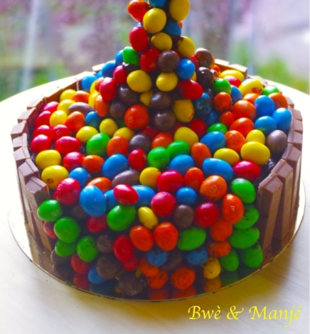 Gravity cake m&m’s® (molly cake et ganache au chocolat)