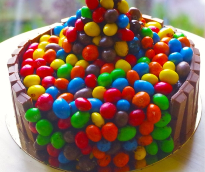 Gravity cake m&m’s® (molly cake et ganache au chocolat)