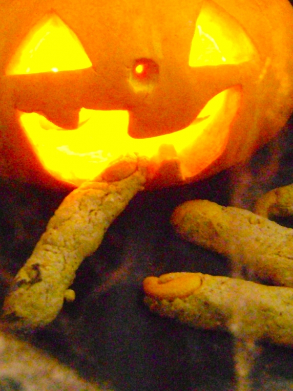 Doigts de zombies sortis de terre (goûter d&rsquo;halloween)- sablés choco-noisette