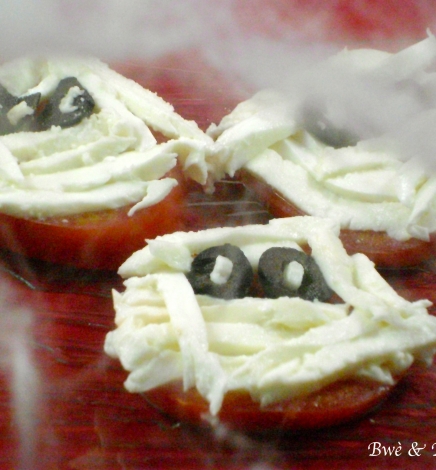 Tomate-mozza version tête de momie (entrée d’halloween)