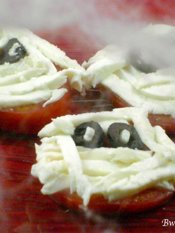 Tomate-mozza version tête de momie (entrée d&rsquo;halloween)