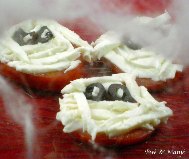 Tomate-mozza version tête de momie (entrée d’halloween)