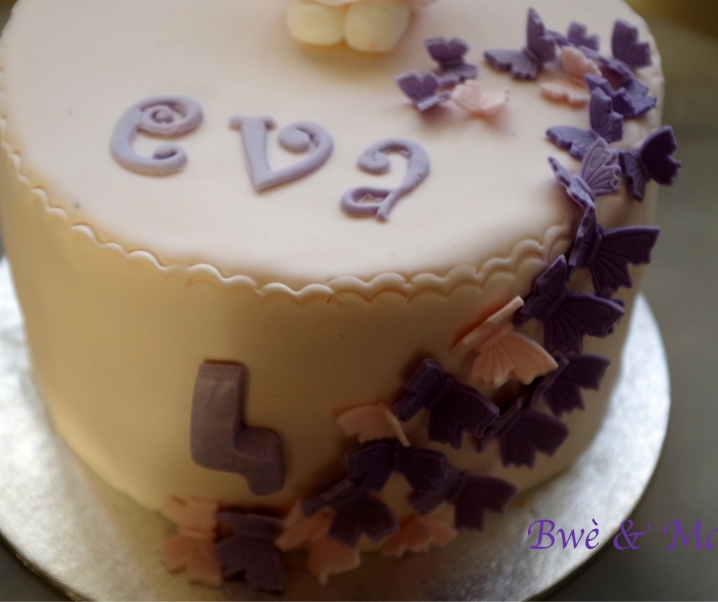 Gâteau Hello Kitty et les papillons (cake design)