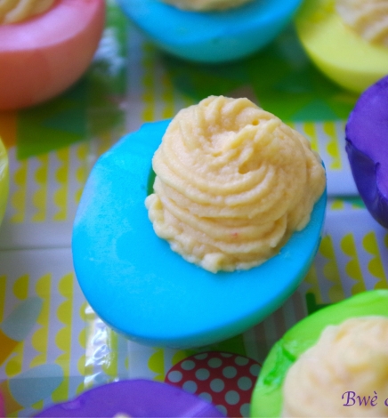 Oeufs mimosa multicolores de Pâques.