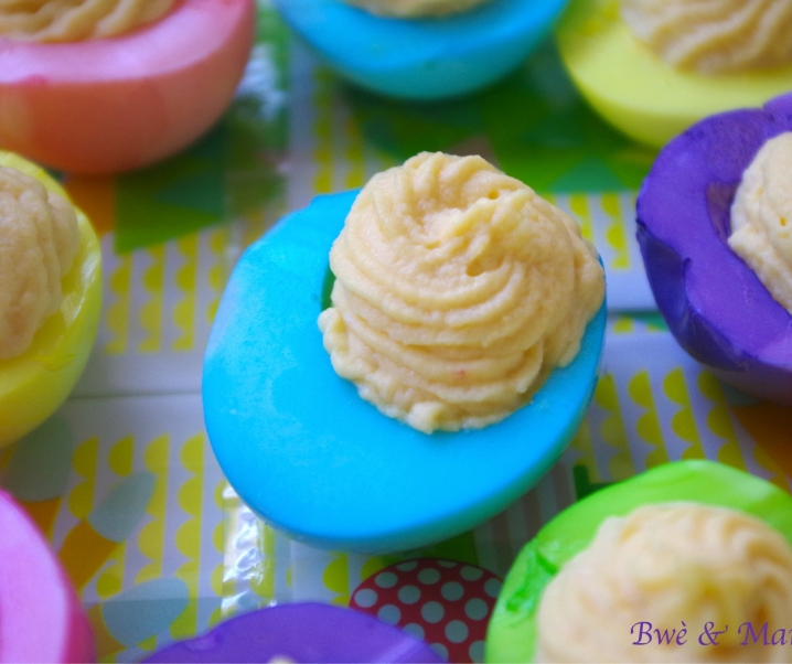 Oeufs mimosa multicolores de Pâques.