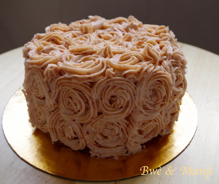 Layer cake vanille-fraise (décoration Rose swirl )