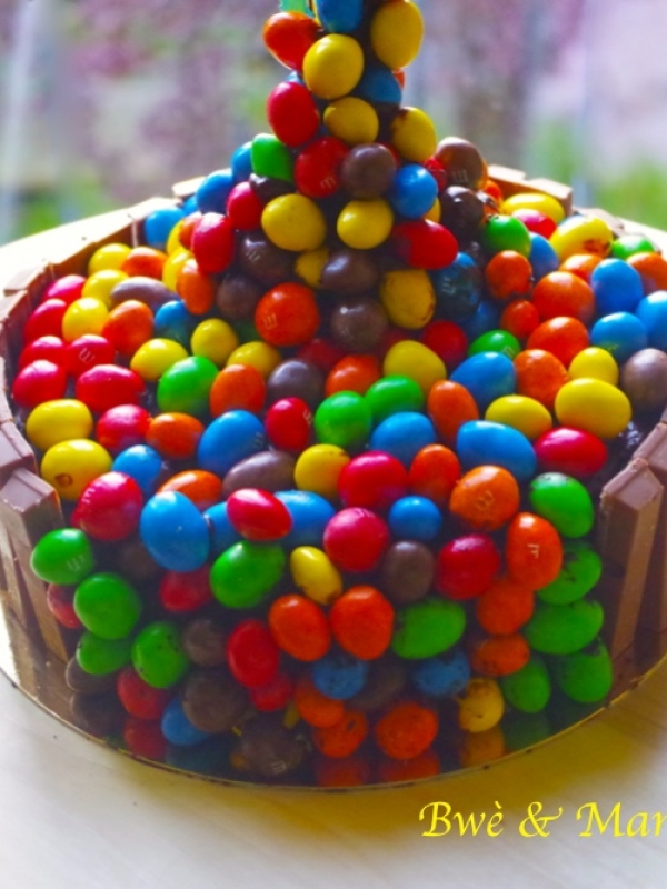 Gravity cake m&m&rsquo;s® (molly cake et ganache au chocolat)