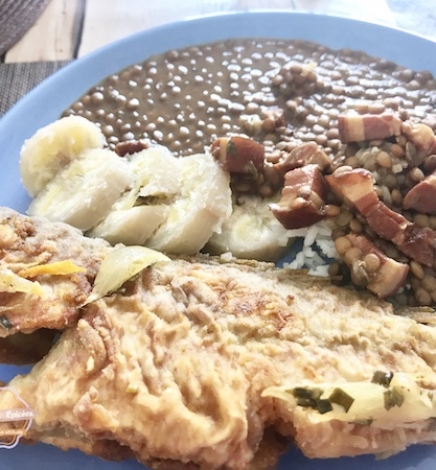 Lentilles et poissons frits (cuisine créole)