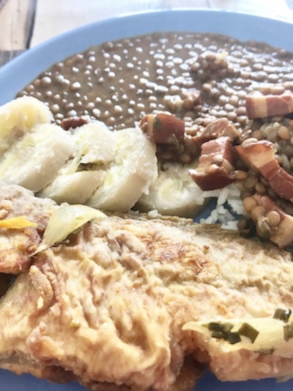 Lentilles et poissons frits (cuisine créole)