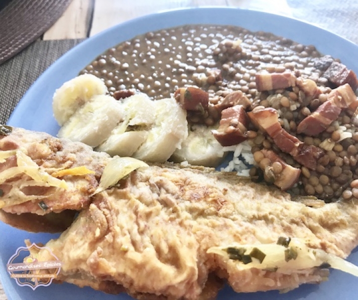 Lentilles et poissons frits (cuisine créole)
