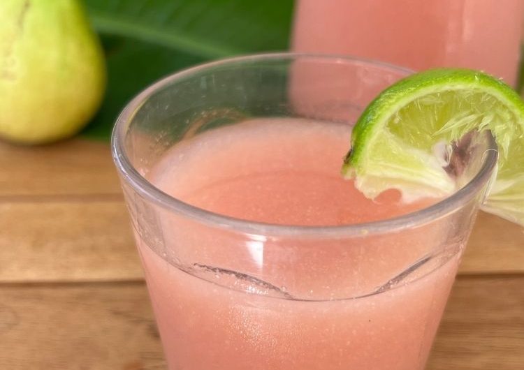 Un délicieux jus de fruit aux saveurs tropicales : le jus de goyave !