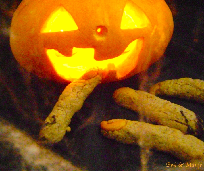Doigts de zombies sortis de terre (goûter d’halloween)- sablés choco-noisette