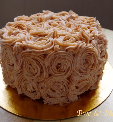 Layer cake vanille-fraise (décoration Rose swirl )