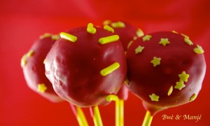 cake pops rouges et jaunes