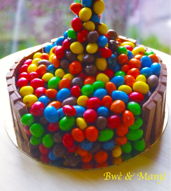 Gravity cake m&m's® (molly cake et ganache au chocolat)