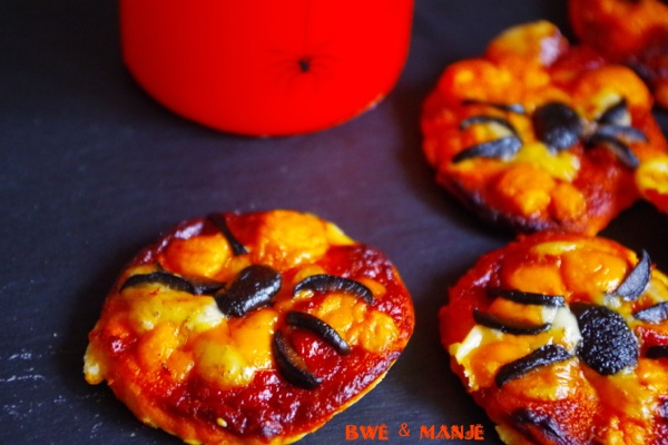 Mini pizza araignée d'halloween